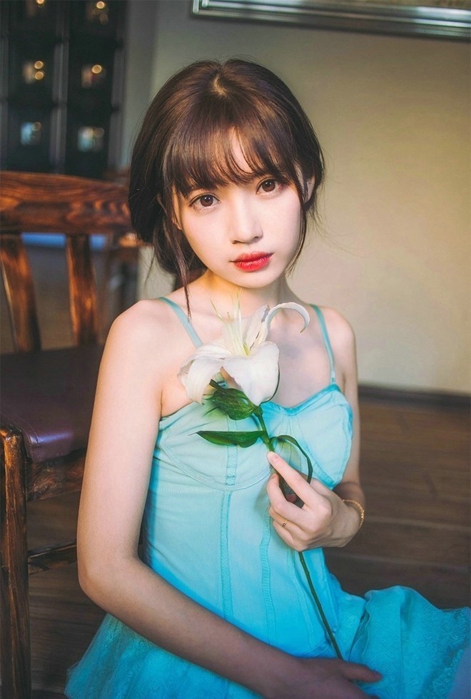 韩国美女明星:性感娇娃李妍静的泳装秀!