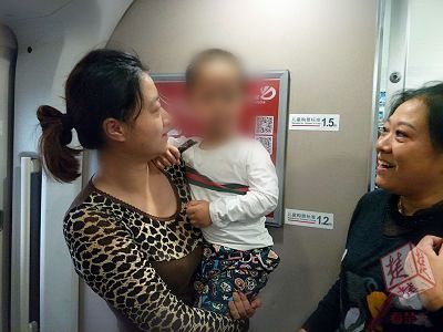 幼儿高铁上玩耍手腕错位,车上医生出手复位孩