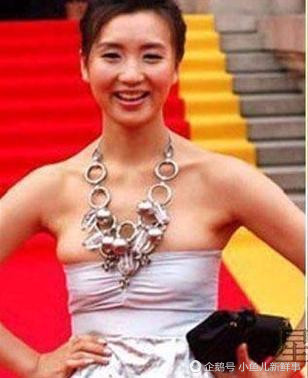 盘点明星尴尬瞬间，任贤齐这一顶，估计当时想找个地洞往下钻了 - 8