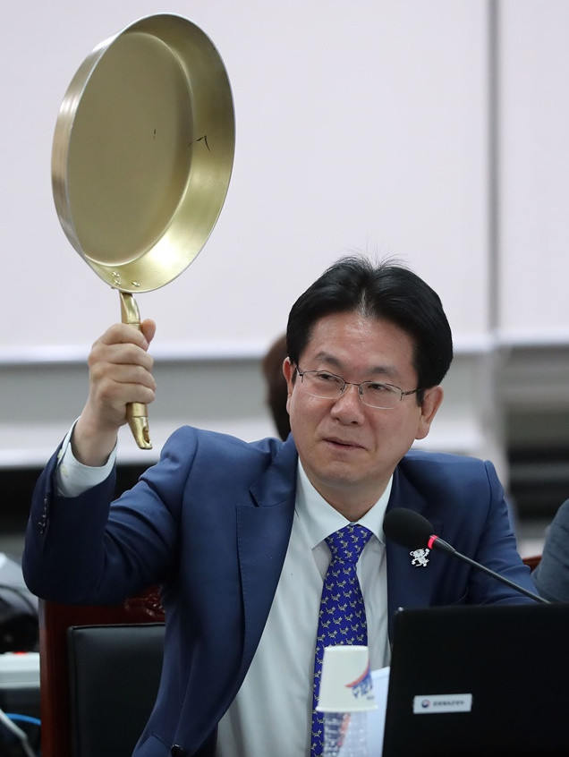 吃鸡要成为韩国国宝？韩国国会议员持金平底锅提议案 - 1