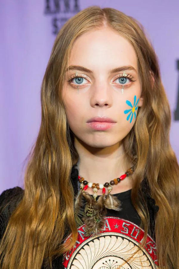 想化身时装周上的大牌模特?2018彩妆趋势抢先