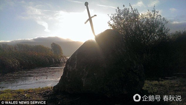 英国“王者之剑”遭人拔走 曾被用水泥固定在石头里（组图） - 2