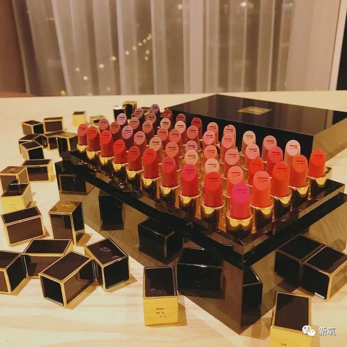 何穗晒50只口红,吴昕就晒100只,女星攀比起来