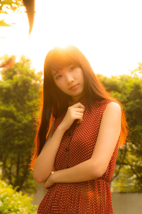 90后清纯少女那一抹低头的温柔