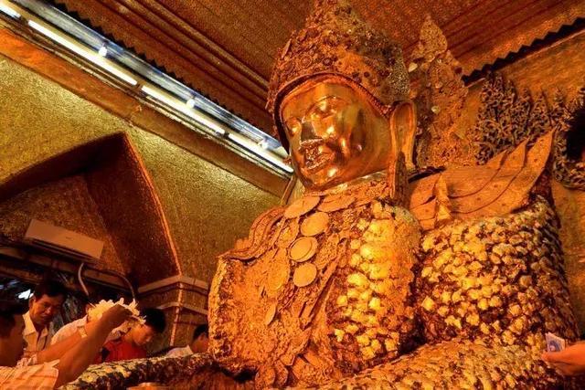 缅甸男子偷刮著名景点里佛陀雕像身上的黄金拿去卖钱（组图） - 1