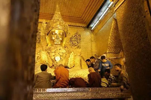 缅甸男子偷刮著名景点里佛陀雕像身上的黄金拿去卖钱（组图） - 4