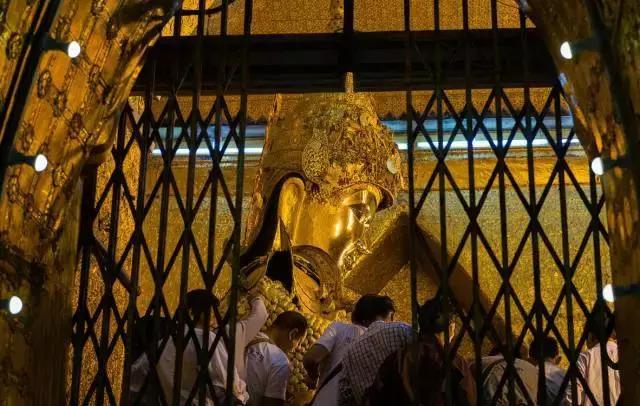 缅甸男子偷刮著名景点里佛陀雕像身上的黄金拿去卖钱（组图） - 5