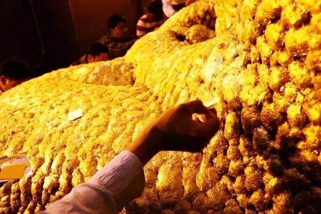 缅甸男子偷刮著名景点里佛陀雕像身上的黄金拿去卖钱（组图） - 6