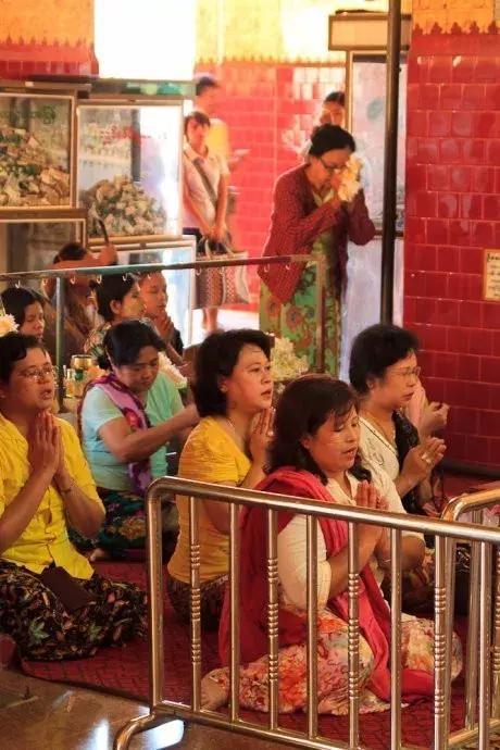 缅甸男子偷刮著名景点里佛陀雕像身上的黄金拿去卖钱（组图） - 9