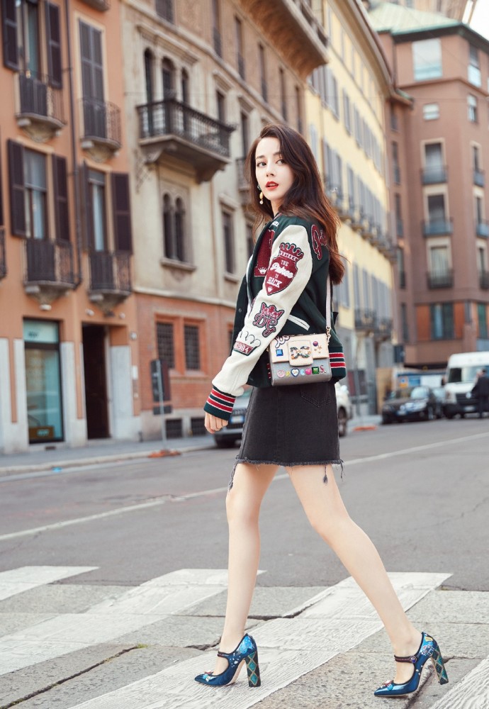 迪丽热巴最新时尚大片变闪闪女王,玩转复古轻