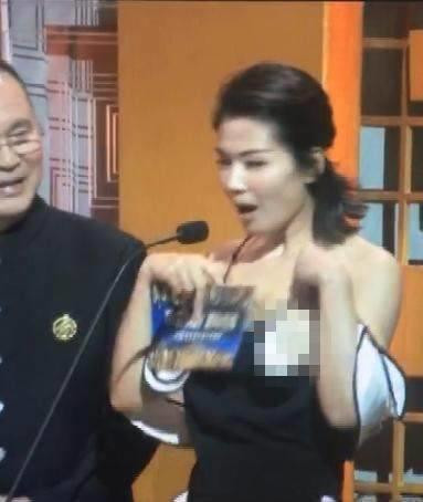 刘涛那里太大撑破衣服，挡不住超尴尬，网友：旁边大叔看得太爽 - 3