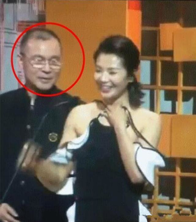 刘涛那里太大撑破衣服，挡不住超尴尬，网友：旁边大叔看得太爽 - 4