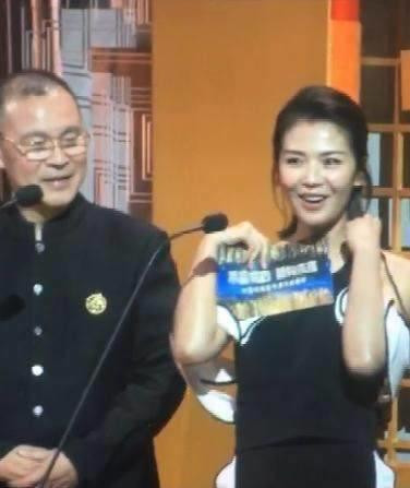 刘涛那里太大撑破衣服，挡不住超尴尬，网友：旁边大叔看得太爽 - 5