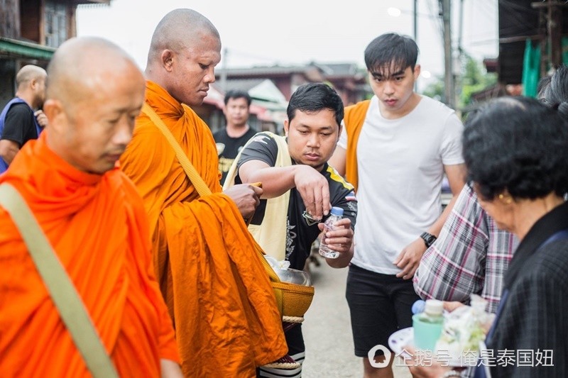 泰国拳王播求剃度出家，在寺庙找回内心的平静（组图） - 5