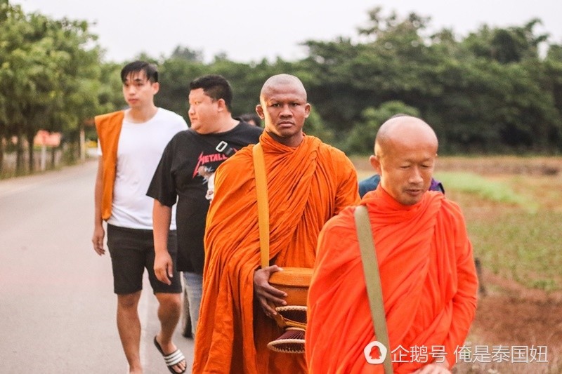 泰国拳王播求剃度出家，在寺庙找回内心的平静（组图） - 3