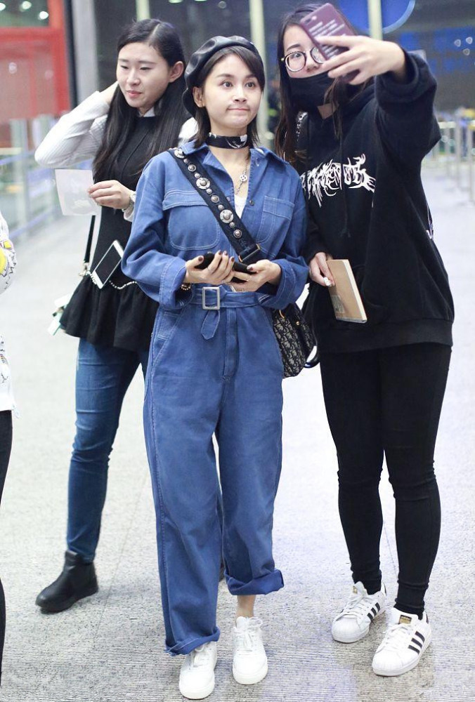 王子文和周冬雨同穿连体裤现机场,一个似超模