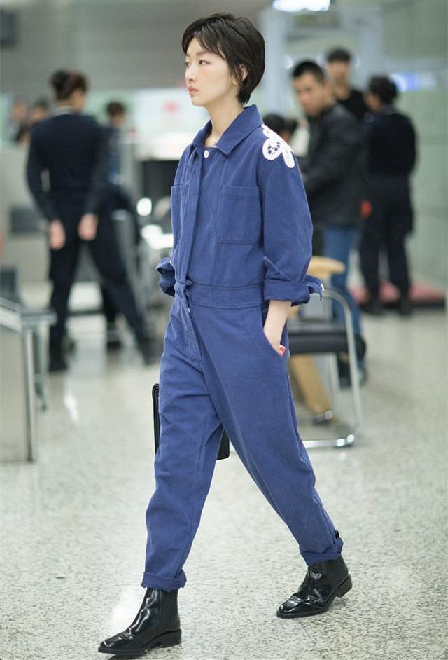 王子文和周冬雨同穿连体裤现机场,一个似超模