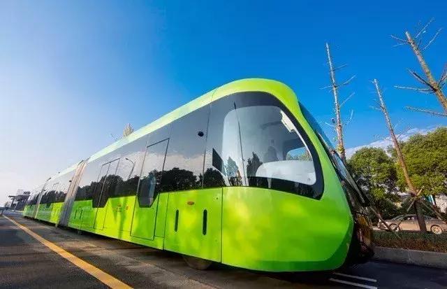 球首列智能列车上路运行,杜江写诗大方表白霍思燕