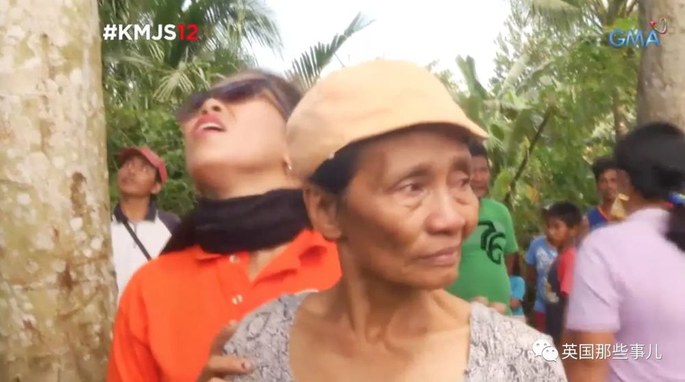 怕被人追杀，他爬到18米高椰子树顶一住就是3年... 终究还是被锯倒了... - 13