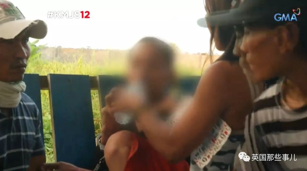 怕被人追杀，他爬到18米高椰子树顶一住就是3年... 终究还是被锯倒了... - 21