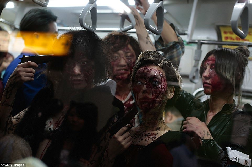 日本现“僵尸列车”让人毛骨悚然 这样的地铁你敢坐吗？（组图） - 4