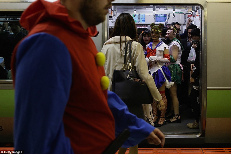 日本现“僵尸列车”让人毛骨悚然 这样的地铁你敢坐吗？（组图） - 5