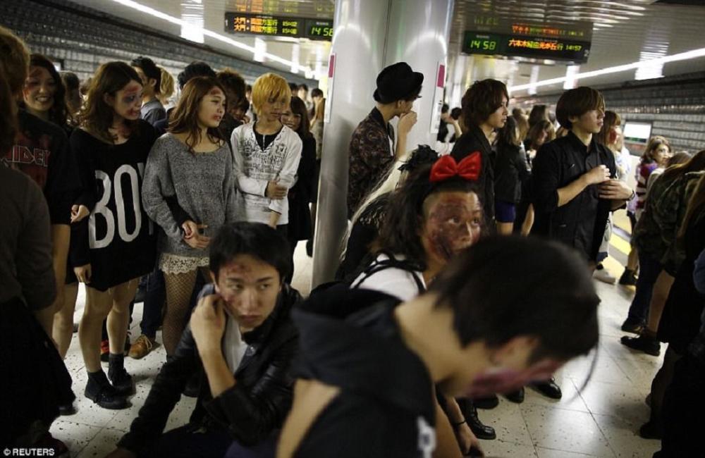 日本现“僵尸列车”让人毛骨悚然 这样的地铁你敢坐吗？（组图） - 1