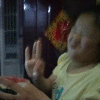 哥们你真是土豪啊,没买到卧铺居然买了三张硬座!