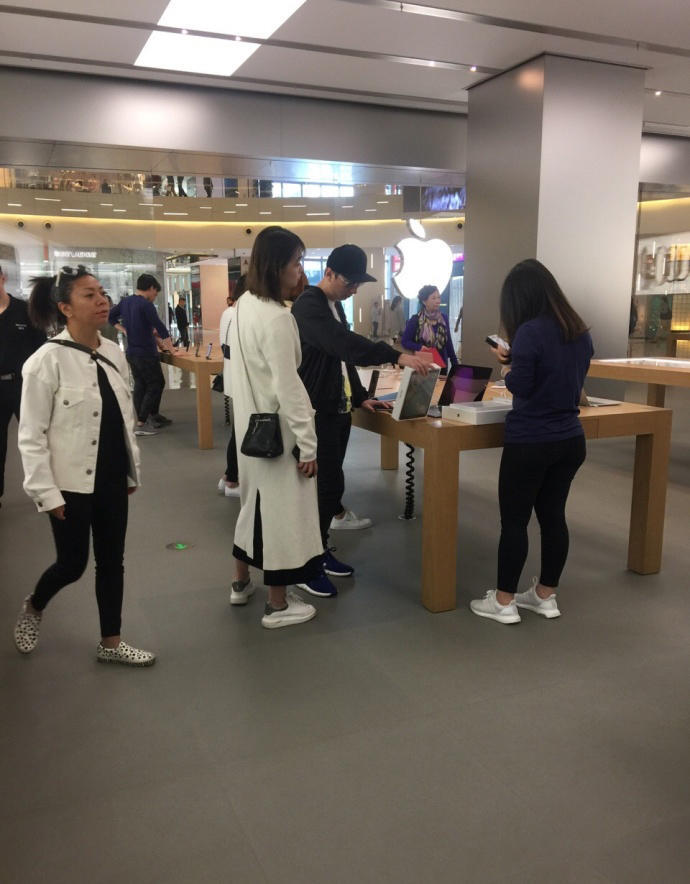 王思聪带着新女友现身上海买手机，新女友的长相也太接地气了！ - 2