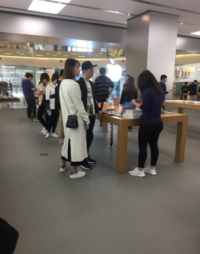 王思聪带着新女友现身上海买手机，新女友的长相也太接地气了！ - 3