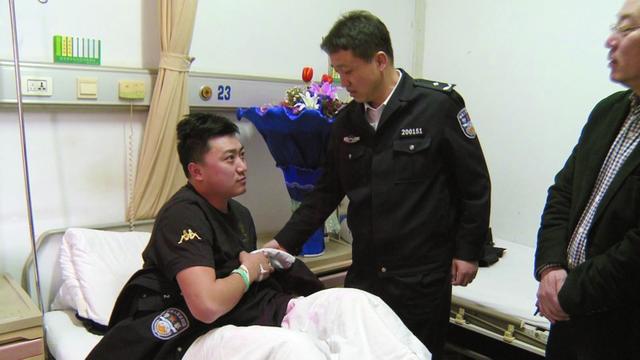 瓦房店市公安局党委书记,局长陈志刚(中)看望慰问了受伤民警肖德伟.