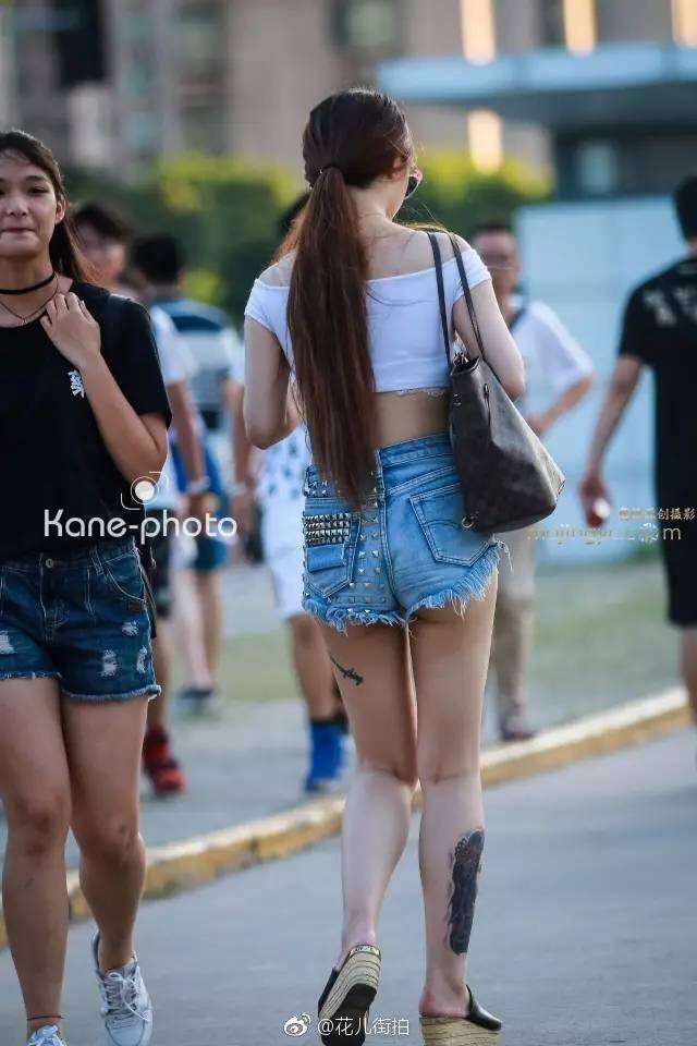 街拍:纹身少妇穿热裤太开放,快遮不住美臀了