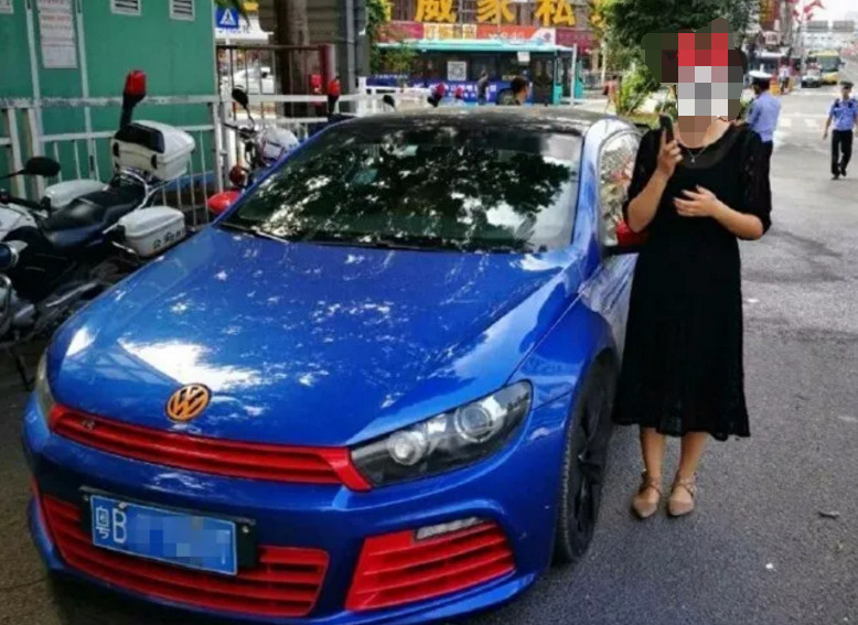 深圳骚粉色奥迪被查 车主称为追女生