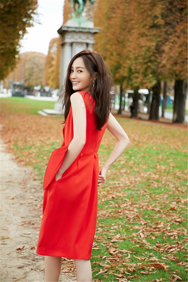 35岁姚笛晒最新街拍，一身红裙尽显优雅气质，网友：又美了！