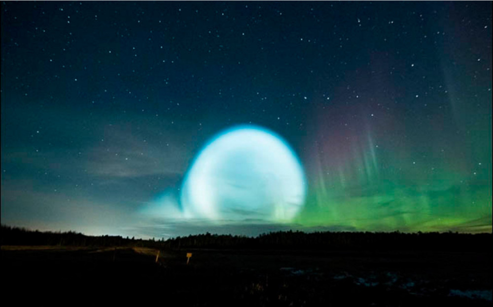 西伯利亚夜空惊现神秘白色光团 网友：UFO来了（组图） - 1