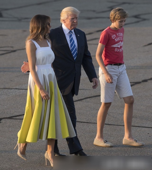 特朗普全家度假归来,第一夫人梅兰娜黄白裙装吸引人,小儿子更赞