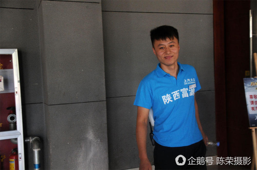 汽车销售员每天工作12小时西安买房娶妻