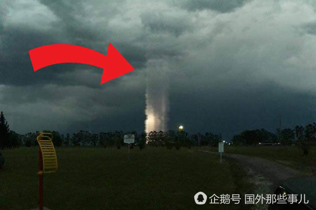阿根廷天空现神秘光束 如一扇通往天堂之门（组图） - 1