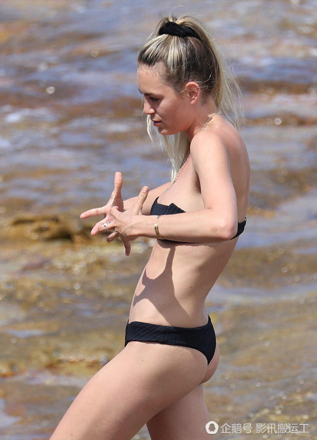 小李子前女友海滩嬉戏 黑色比基尼秀惹火身材