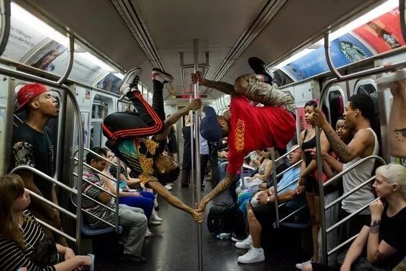 尿骚冲鼻老鼠成灾，一度被称为“世界上最危险的地方”，这就是让人又爱又恨的纽约地铁站 - 33