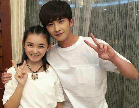 杨洋跟谁合照都一个表情 唯独和她是个意外