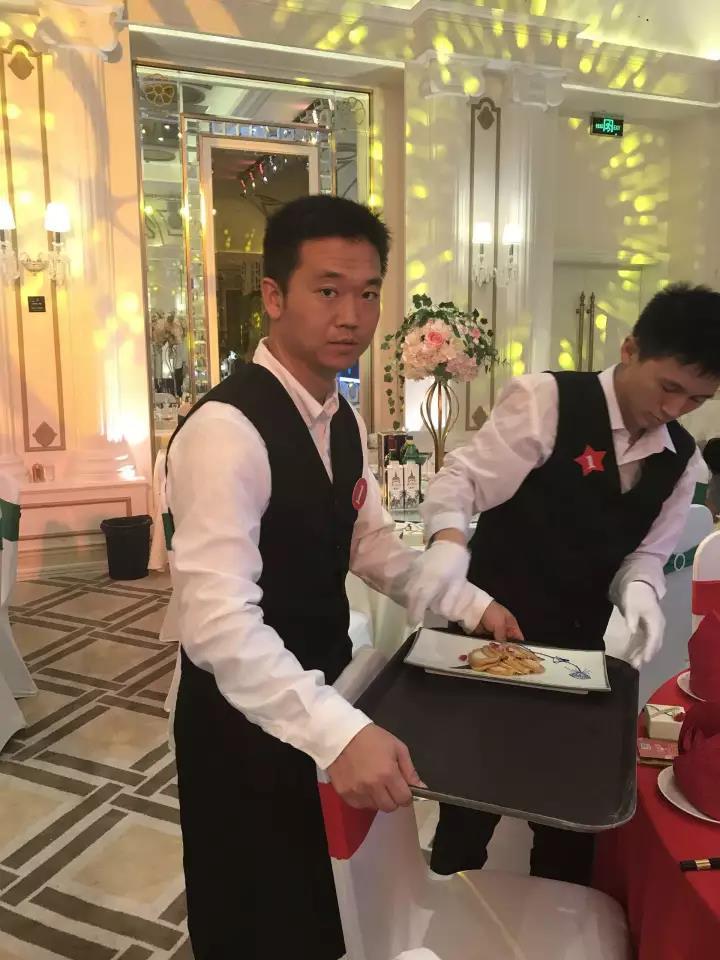 记者暗访星级酒店 员工嘴吹虫赤手抓菜