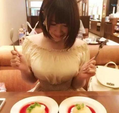 搞笑内涵gif图:纹身师