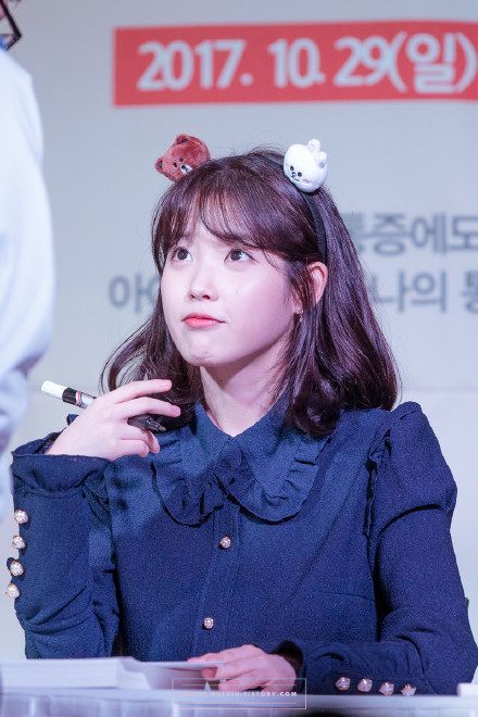 吃可爱长大的IU又来挑战萌的极限了,无论短发