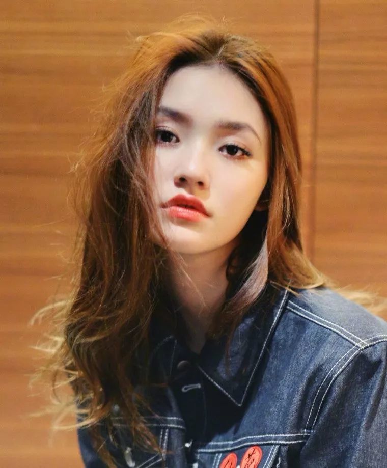 95后林允开号当起美妆博主,好用实惠才是学生