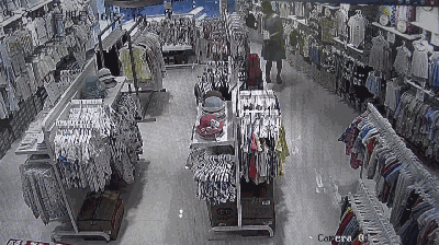 佛山女子进店购物,商品藏在两大腿间若无其事地走路