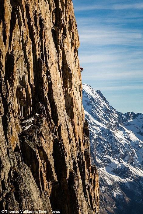 摄影师站上3000米阿尔卑斯山巅取景