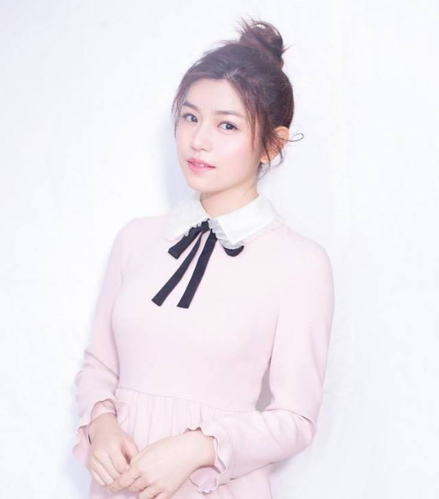 27岁张天爱出席活动,一身粉裙似公主,却被34岁