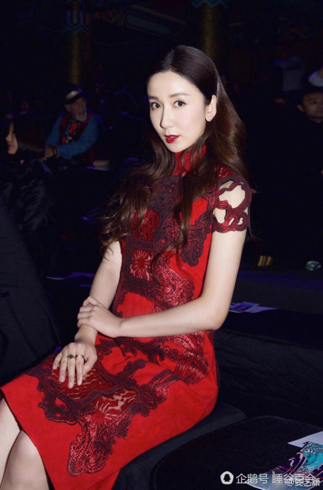 娄艺潇一袭红旗袍亮相 还承认照片是修瘦的
