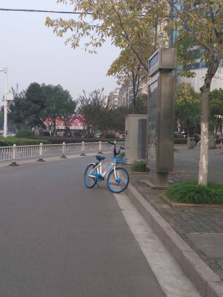 鄂州共享单车泛滥成灾,随意乱停,阻碍交通,影响